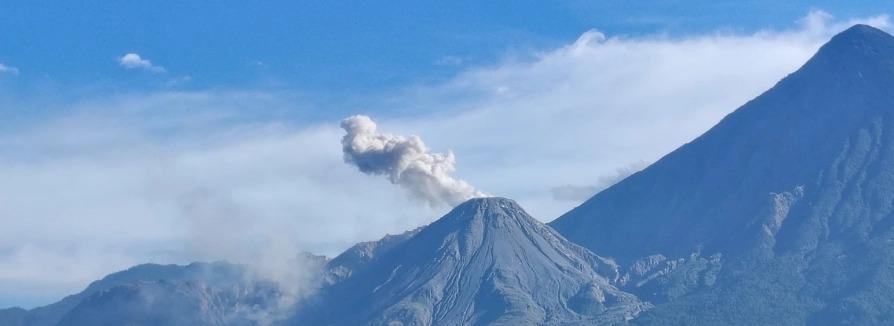 Volcanes de Fuego y Santiaguito mantienen actividad