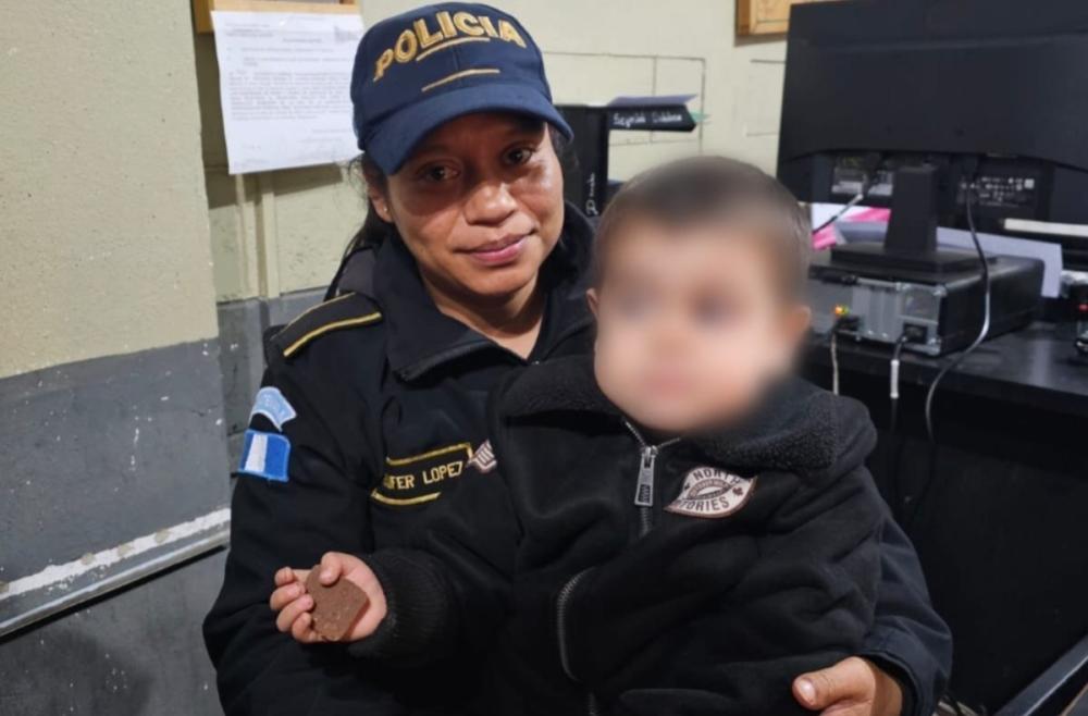 Policías rescatan a niño que caminaba solo de noche en Quiché 