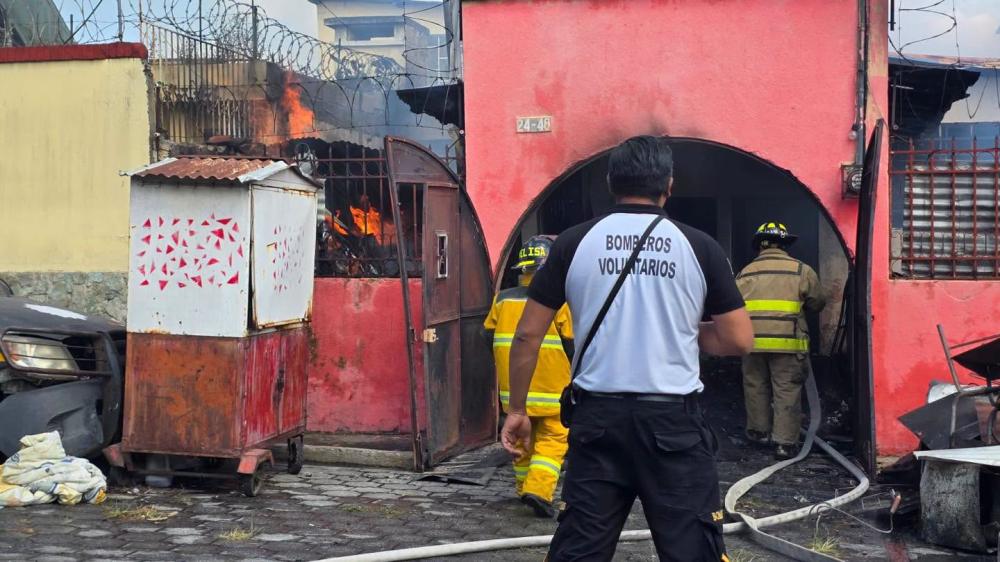 Incendio en vivienda genera movilización de socorristas en Xela