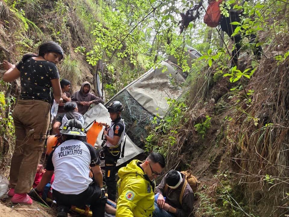 Vehículo cae a barranco en las Pendientes de Pachitac