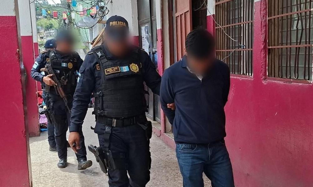 Capturan a dos hombres por exhibir pistolas durante desfile hípico