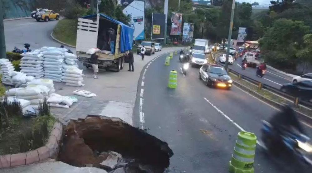 Hundimiento en kilómetro 16 de la Interamericana complica el tránsito