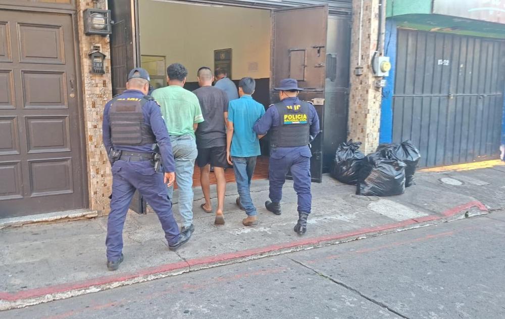Cinco hombres capturados tras denuncia por disparos en Retalhuleu
