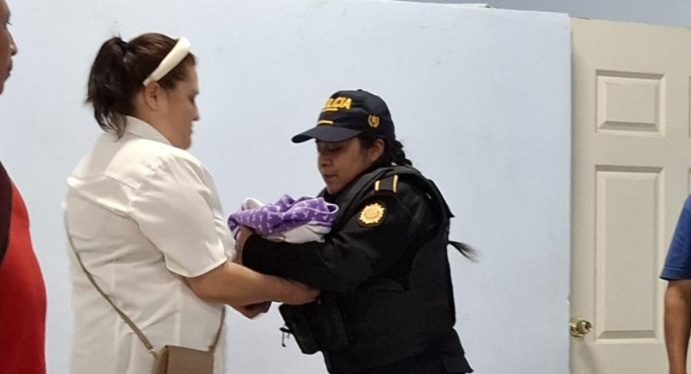 Rescatan a recién nacida abandonada en una casa de Huehuetenango