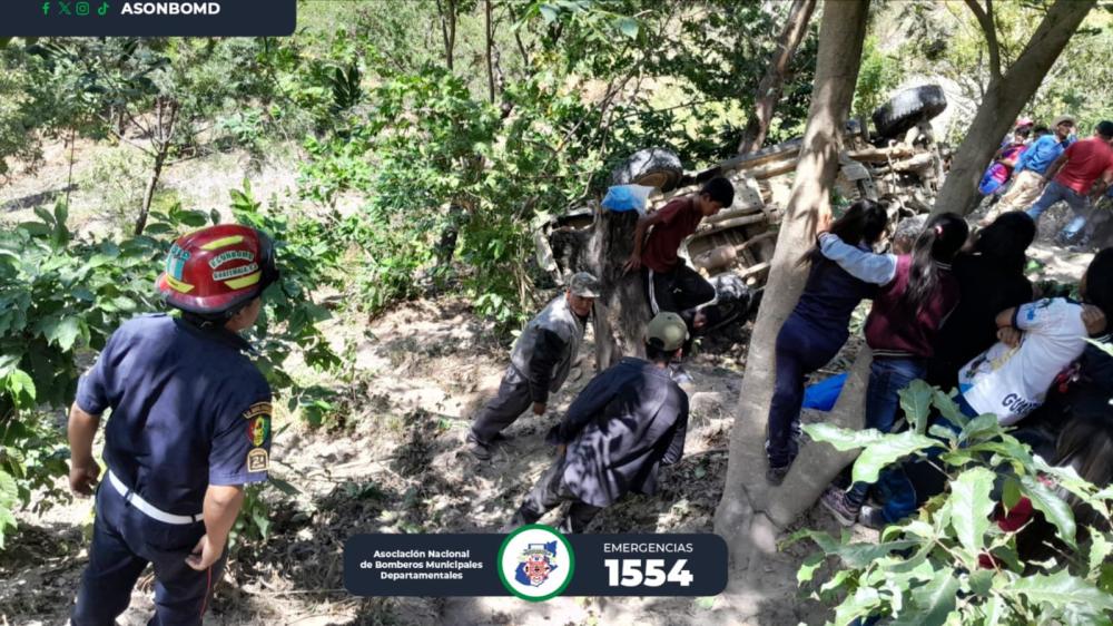 Muere menor tras caer picop a barranco en San Marcos, hay heridos