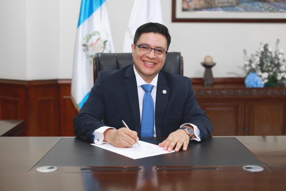 Elfego Castañón asume como contralor general de Cuentas