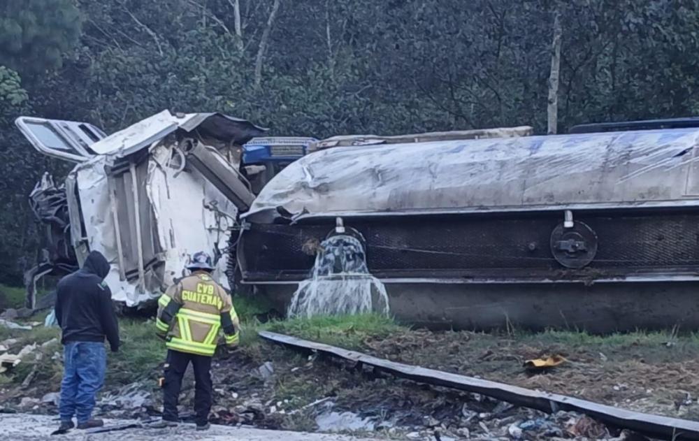 Cisterna con combustible vuelca en la ruta Interamericana