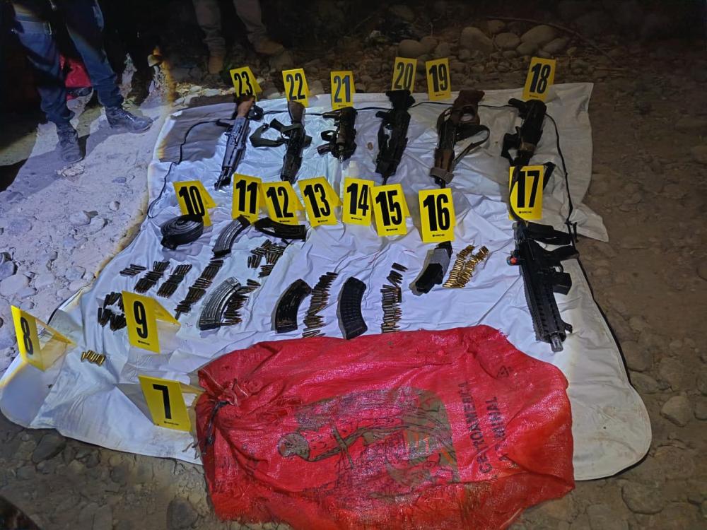 Localizan 12 fusiles ocultos en costales durante patrullaje en Ayutla