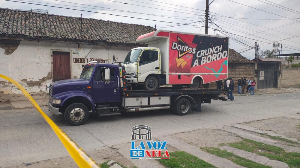 Camión de reparto es atacado a balazos en Santa Ana