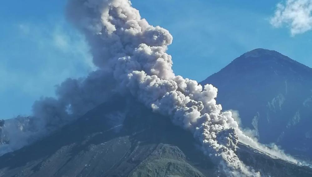 Lluvias intensas provocan descenso de lahares en Fuego y Santiaguito