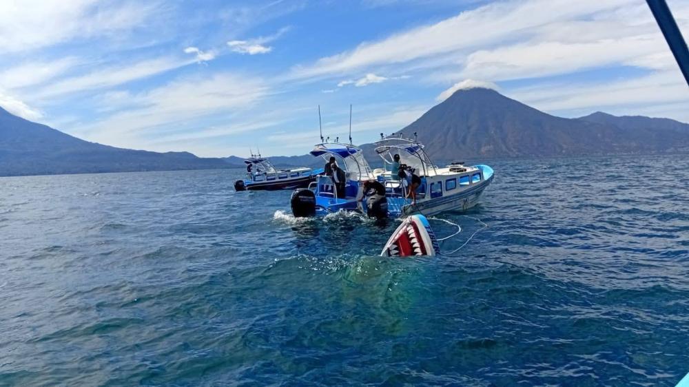 Vuelco de lancha en el Lago de Atitlán deja dos fallecidos y  heridos 