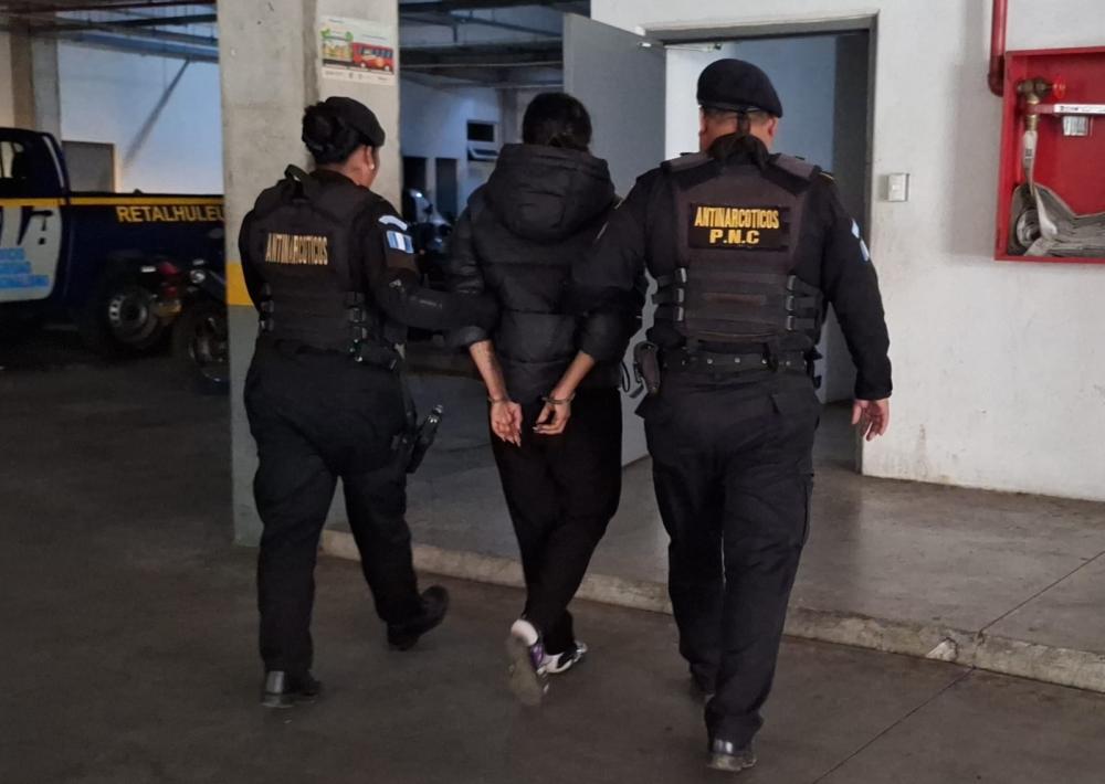 Capturan a pasajera que transportaba 14 libras de marihuana