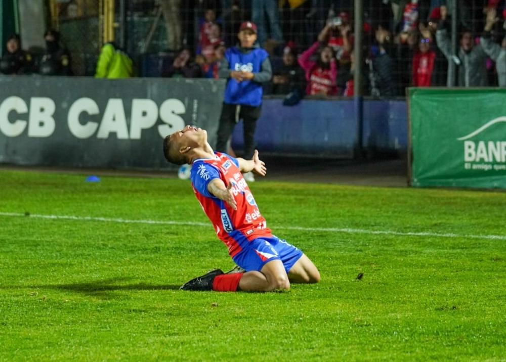 Xelajú MC le remonta a los Rojos en una noche mágica en el Camposeco 