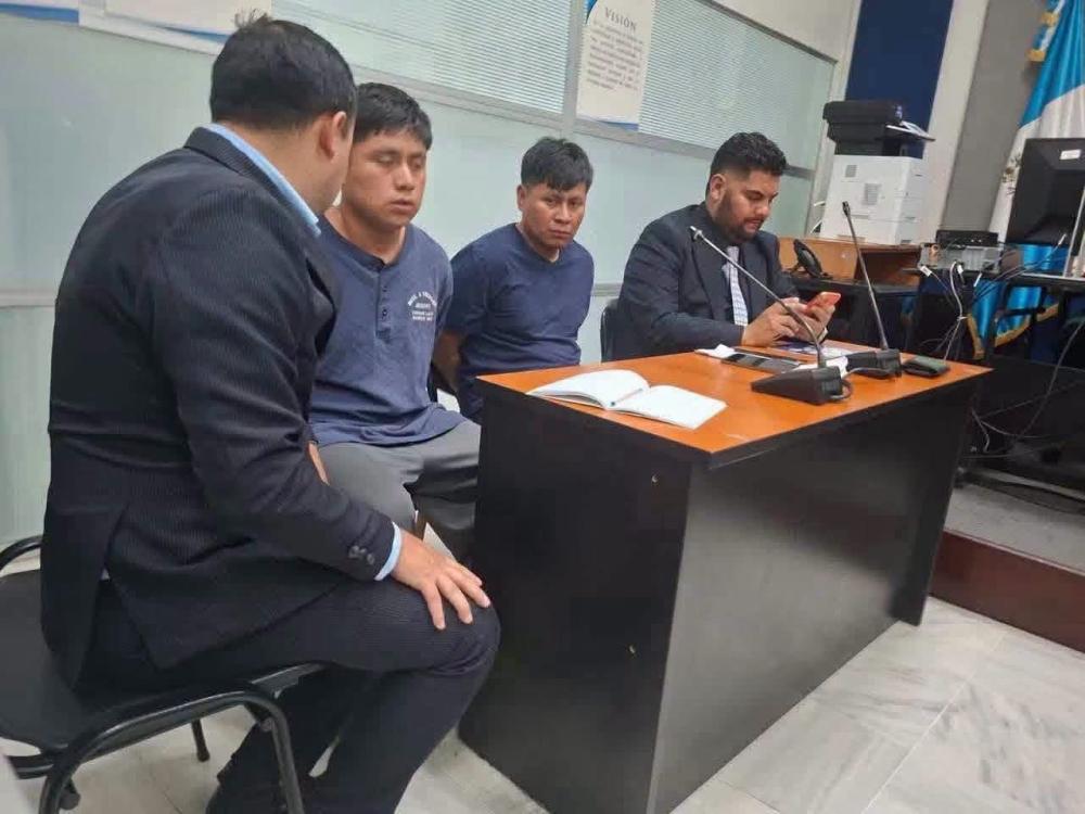 Hermanos Choc comparecen ante juez mientras familiares protestan