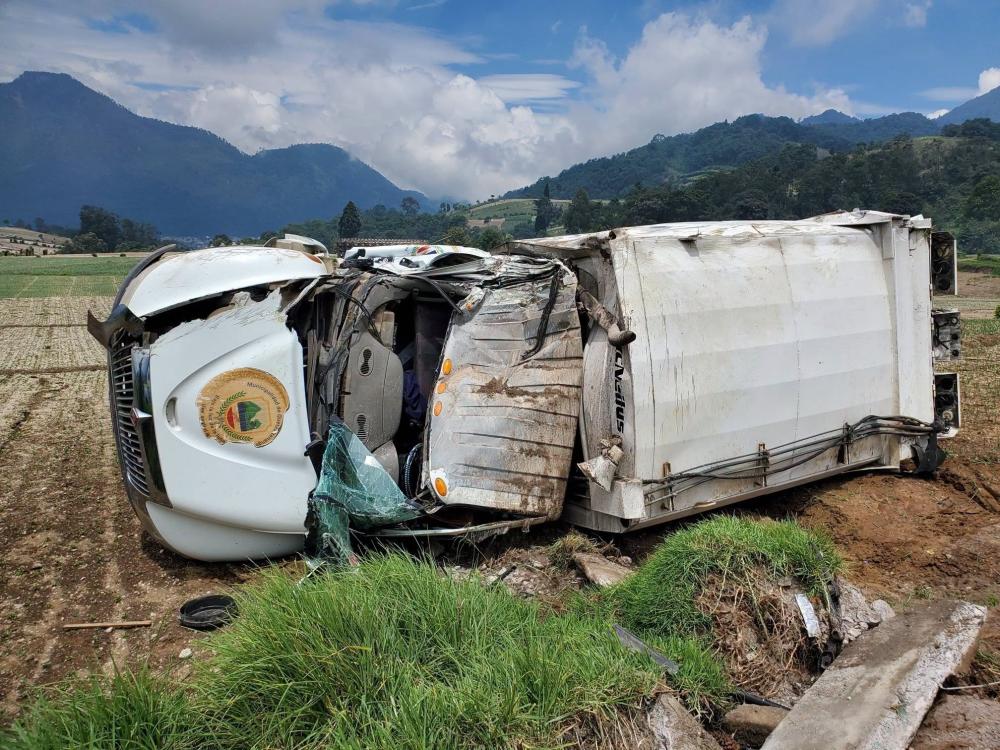 Camión del tren de aseo habría volcado en Quetzaltenango 