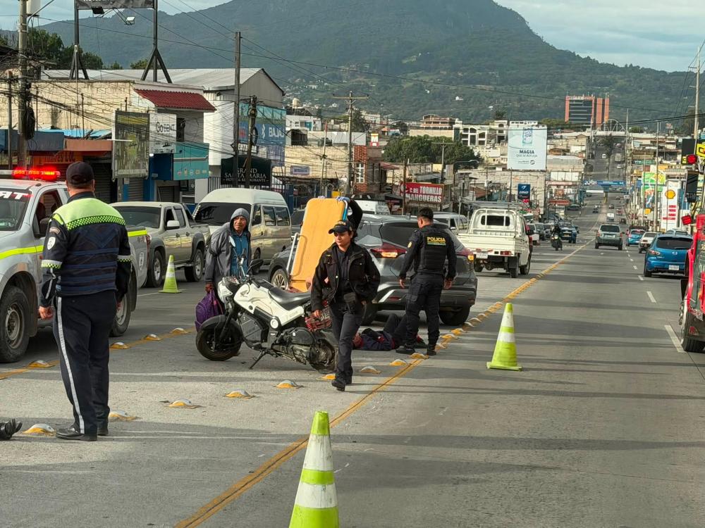 Accidente de tránsito deja al menos a tres personas heridas en Xela
