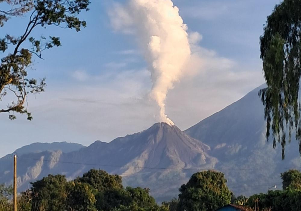 Santiaguito mantiene alta actividad con explosiones y ceniza 