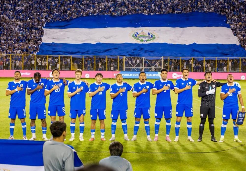 El Salvador recibe multa y cierre parcial de estadio por racismo