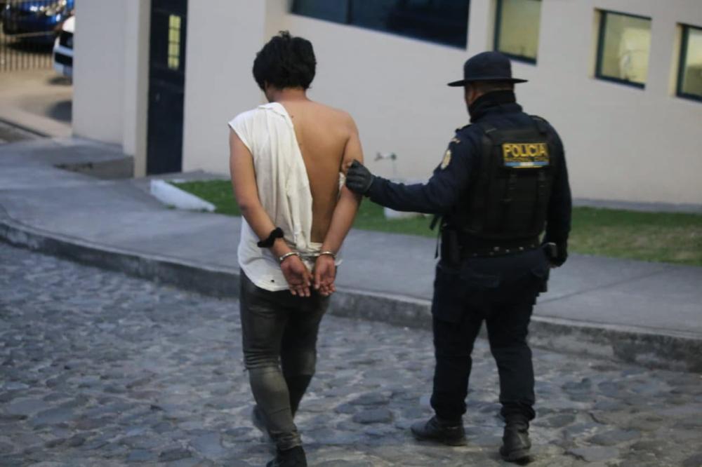 Capturado es señalado de agredir a dos adolescentes tras engañarlas