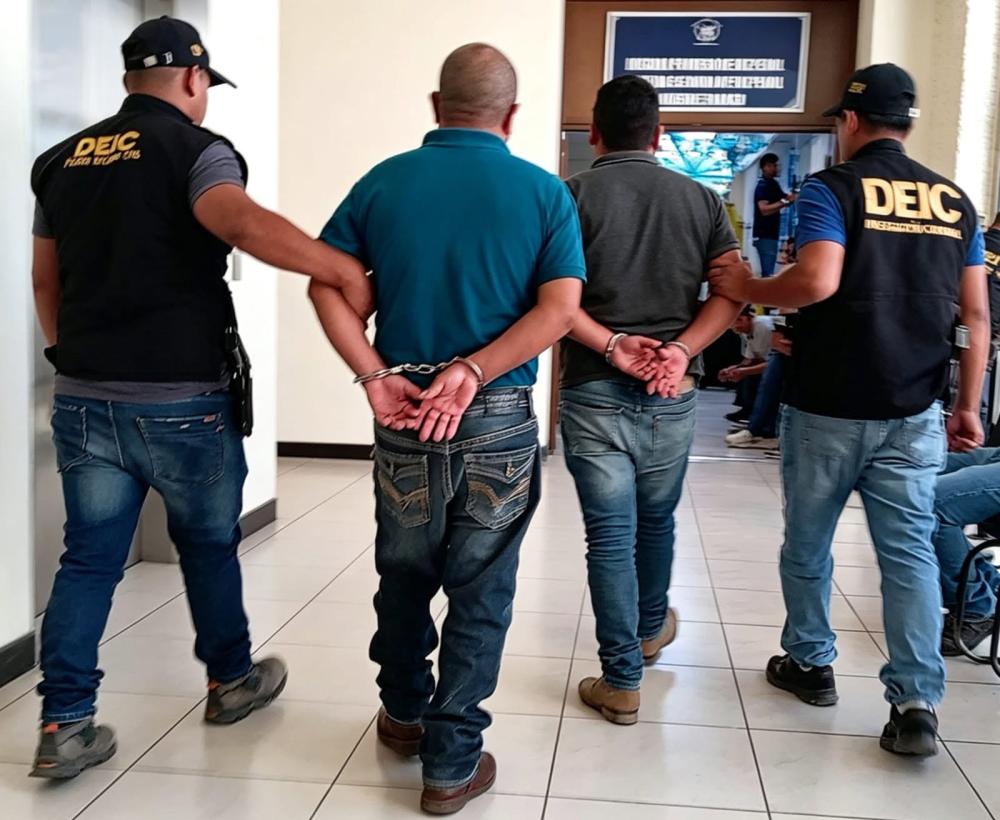 Dos capturados por despojar de Q10 mil a una mujer