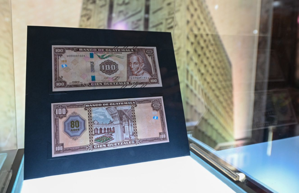Ya se pueden adquirir los nuevos billetes de Q100 
