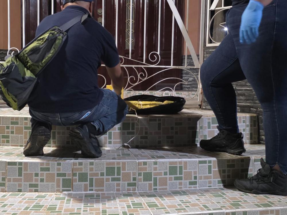 PNC decomisa fusil AK-47 abandonado en Flores Costa Cuca
