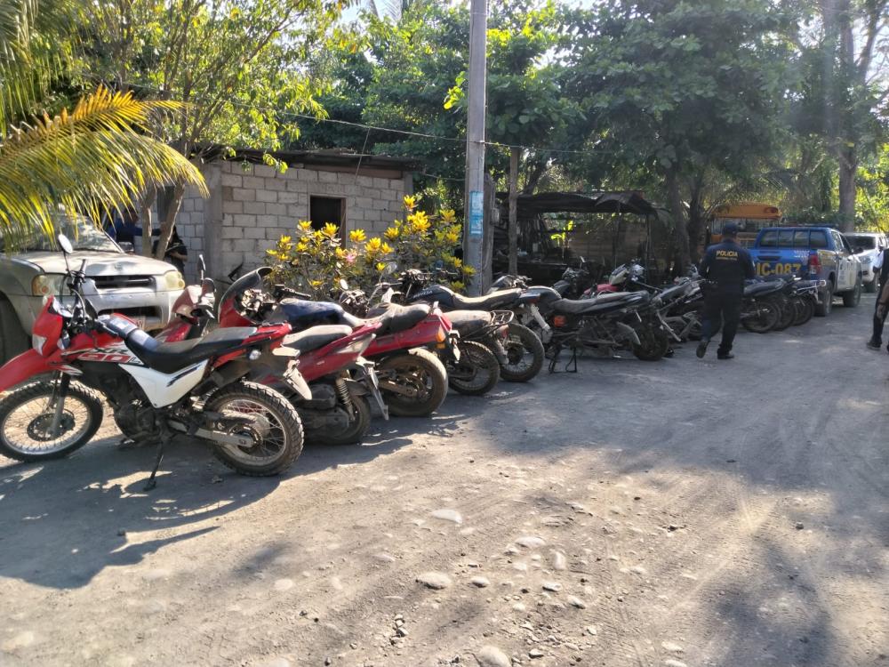 Desmantelan taller clandestino con motocicletas robadas en Ocós