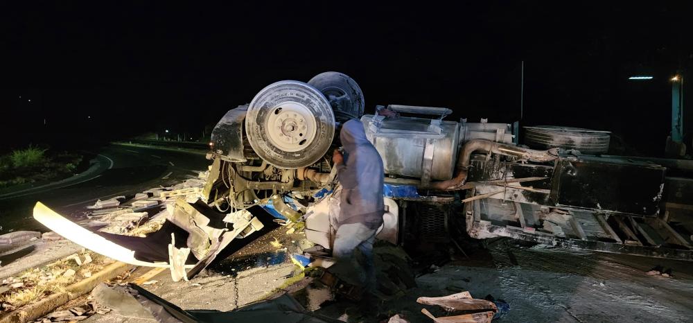 Accidente en la Ruta Interamericana: bomberos atienden a piloto