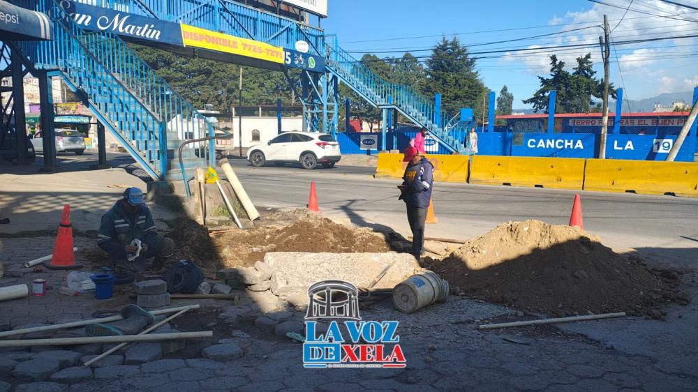 Accidente revela daño en tubería y obliga a trabajos urgentes en Xela