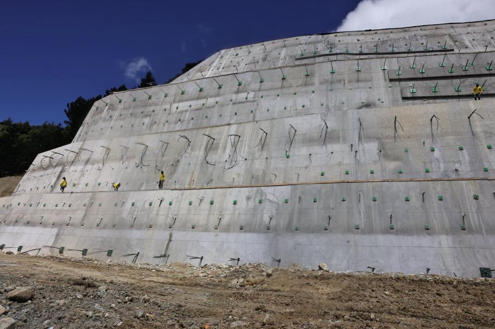 Muro de contención en Momostenango alcanza 85% de avance