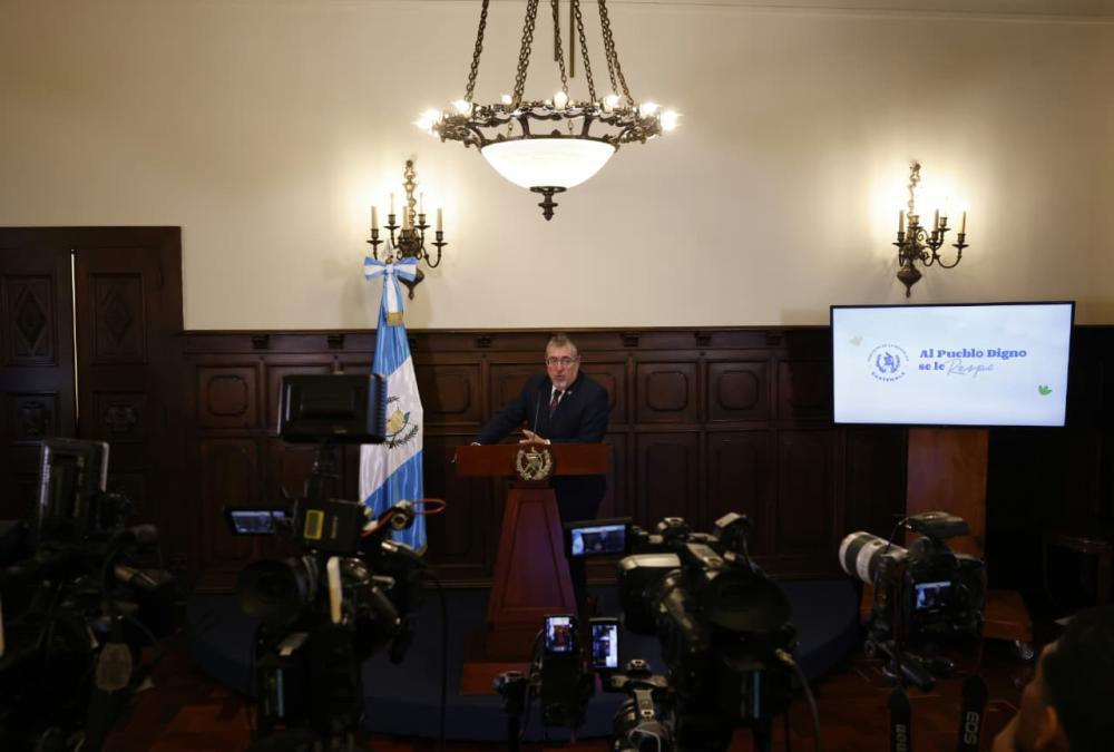 Bernardo Arévalo anuncia entrada en vigencia de precios de combustible