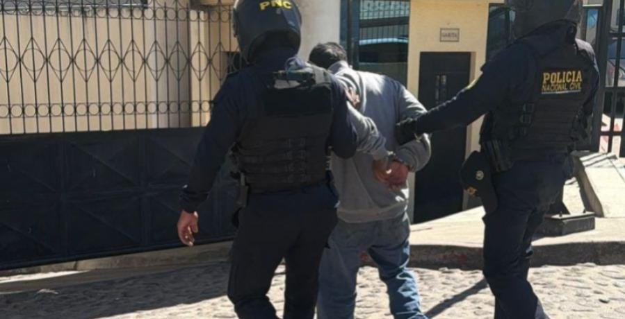 Capturan a presunto criminal con municiones en Xela