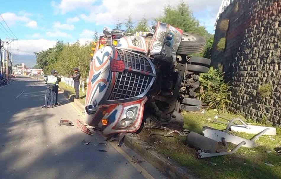 Bus cae del paso a desnivel Las Rosas y deja al menos cinco heridos