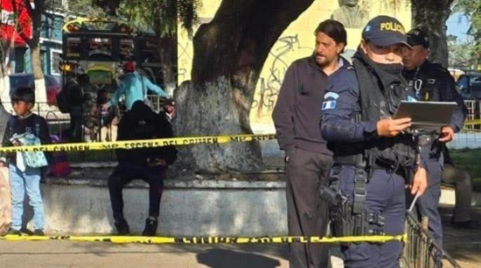 Hallan a hombre sin vida en parque frente al Templo Minerva en Xela