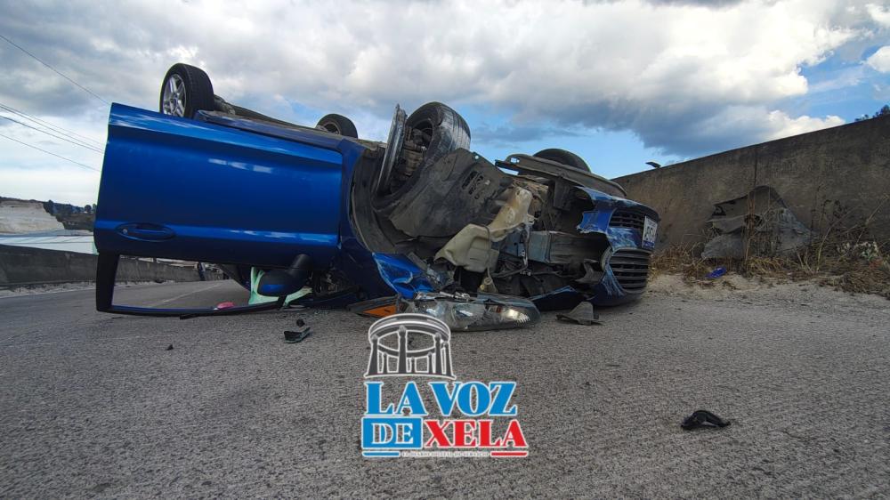 Vehículo vuelca en el paso a desnivel de Salcajá y bloquea el tránsito