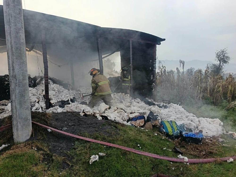 Incendio afecta bodega de materia prima en la zona 6 de Xela
