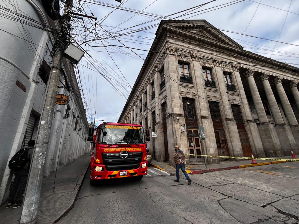 Rescatan a persona que estuvo más de dos horas en riesgo en Xela