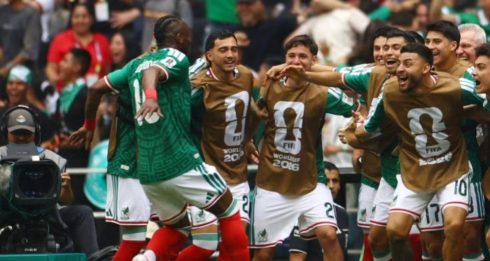 México inaugura el Mundial con victoria histórica y es primer líder