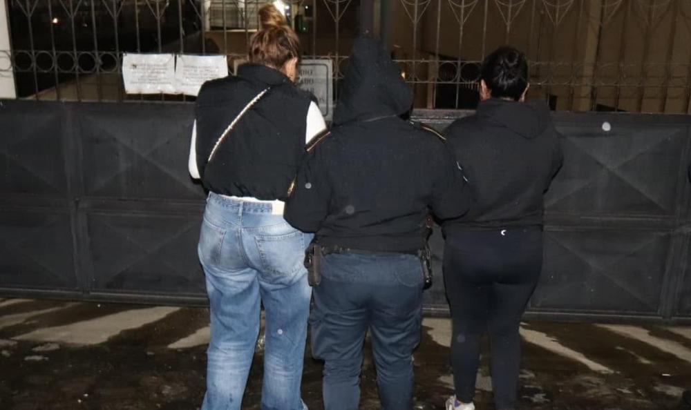 Capturan a dos mujeres señaladas de sustraer mercadería en Xela 