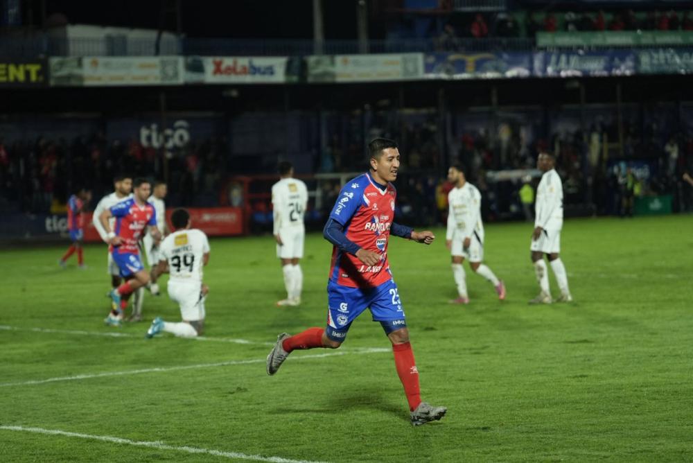 Xelajú fue demoledor y hundió a Comunicaciones en una noche lluviosa