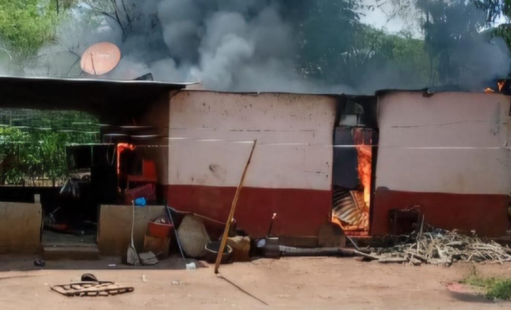Hombre ebrio incendia casa de mujer y termina capturado