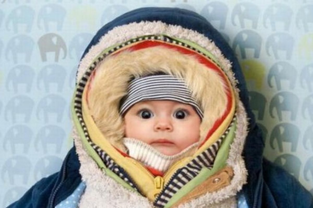 Малыш одевайся теплее сегодня на улице. Как одевают детей сейчас. Холод одевайтесь теплее. Открытка одевайся теплее на улице холодно. Малыш одевайся теплее сегодня на улице.