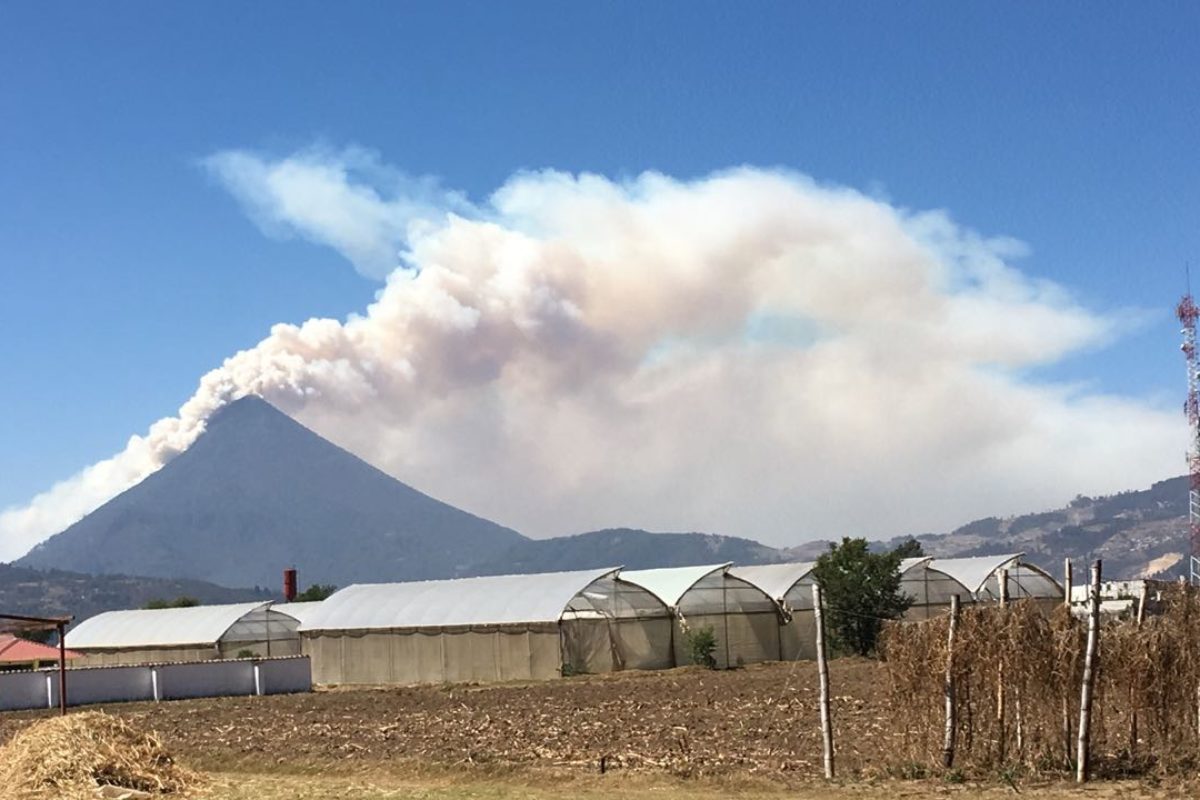 <span class="hot">Tendencia <i class="fa fa-bolt"></i></span> Incendio podría extenderse a otras áreas del volcán Santa María