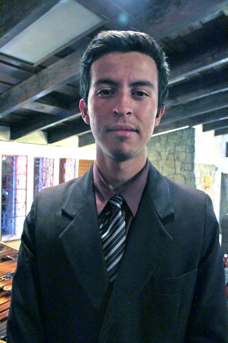 César Rolando Antonio González Ramírez, 1 año, bajo tenor o primera baja.