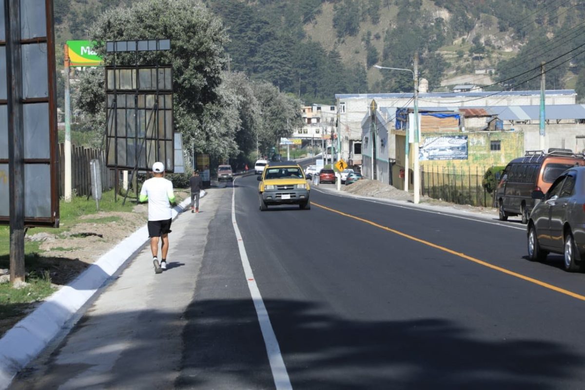 Presidente inaugura arreglo de 14 kilómetros de Cuatro Caminos a Totonicapán