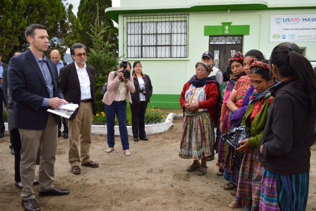 Comisionado y embajador de EE.UU en Guatemala visitaron proyectos en Xela