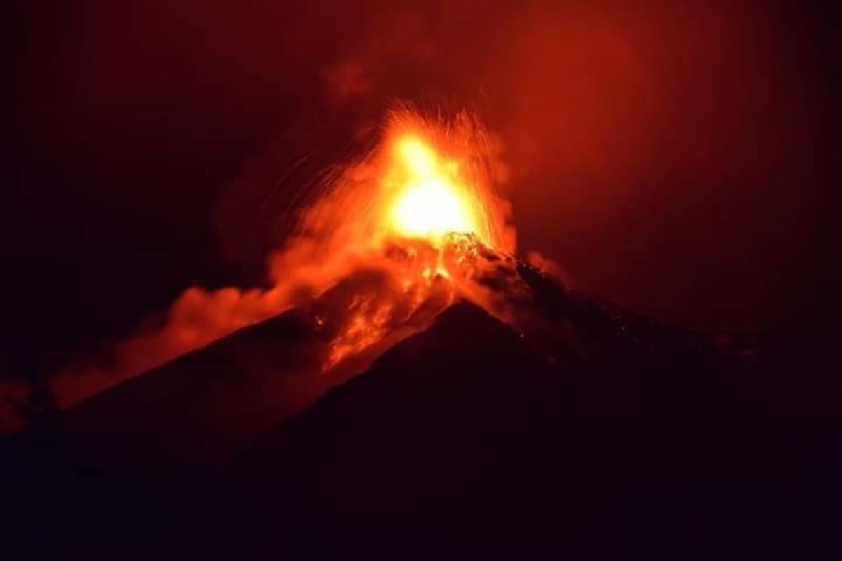 <span class="hot">Tendencia <i class="fa fa-bolt"></i></span> Quinta erupción del año del volcán de Fuego alcanza 7,000 metros sobre el nivel del mar