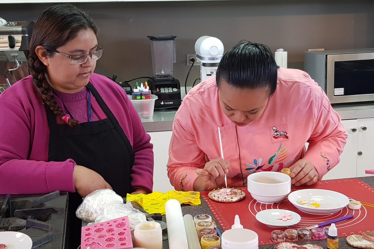 Chef repostera mexicana imparte técnicas de decoración en Xela