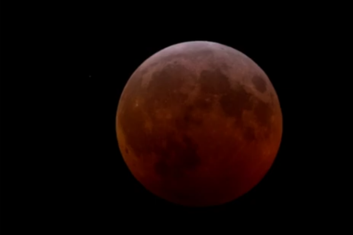 Eclipse lunar impresiona a los quetzaltecos