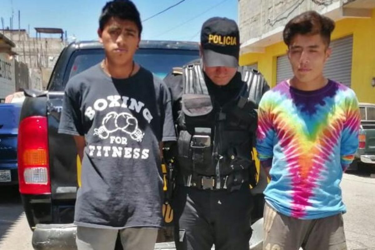 Capturan a dos jóvenes acusados de robo de celulares